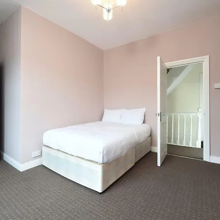 6 Bed House Leeds Slps 16 *