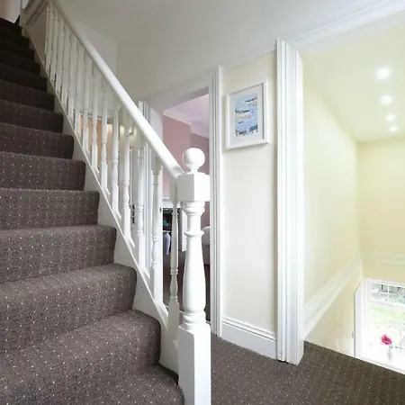 Prázdninový dům 6 Bed House Leeds Slps 16 *