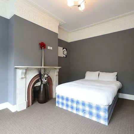 6 Bed House Leeds Slps 16