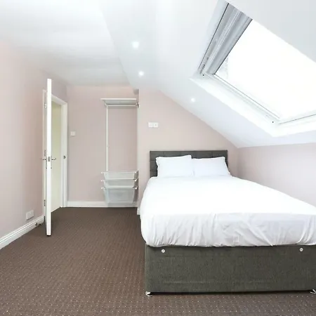 6 Bed House Leeds Slps 16