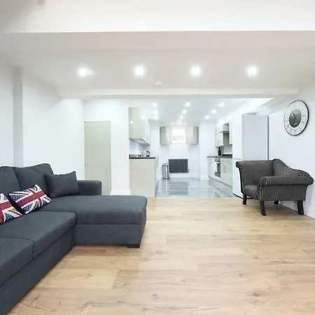 6 Bed House Leeds Slps 16