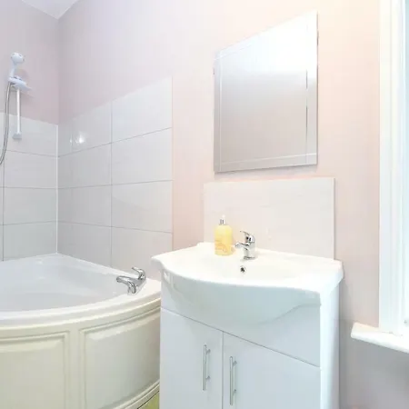 Ferienhaus 6 Bed House Leeds Slps 16 *