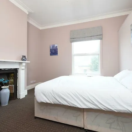 6 Bed House Leeds Slps 16 Ferienhaus